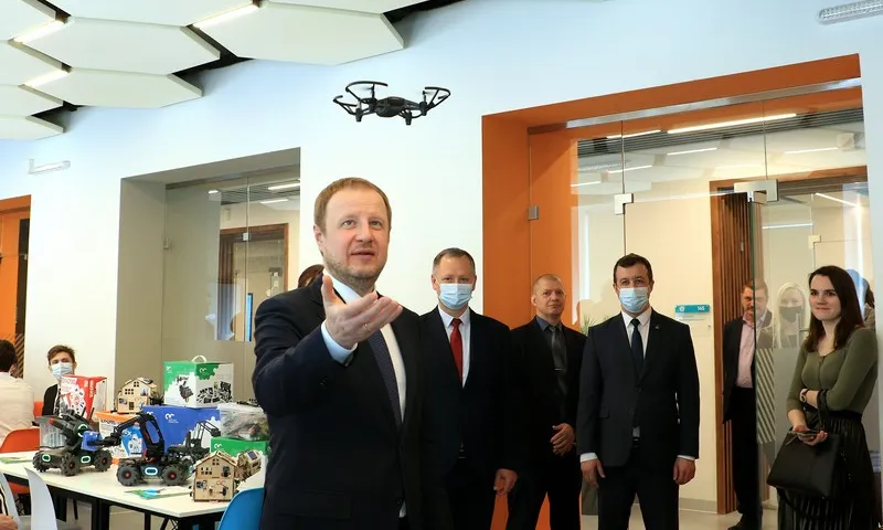 Виктор Томенко посетил новый студенческий технопарк в АлтГПУ