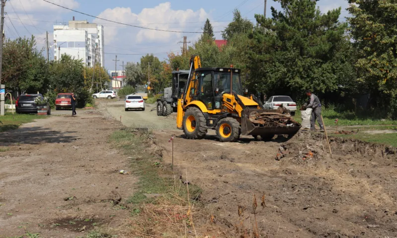 Асфальтирование дороги началось в частном секторе в Барнауле