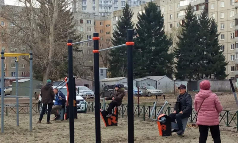 В барнаульских дворах устанавливают новые детские горки и тренажёры