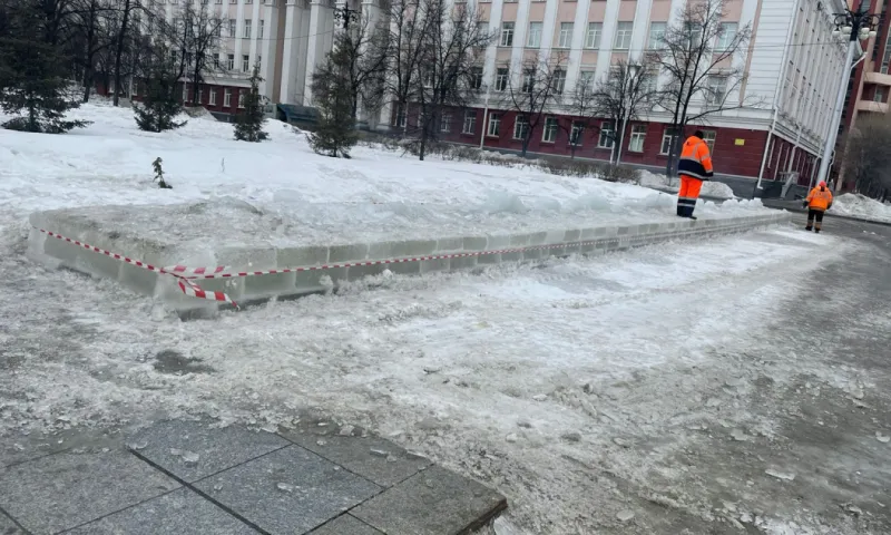 В Барнауле демонтировали ледовую композицию «Спасибо врачам!»