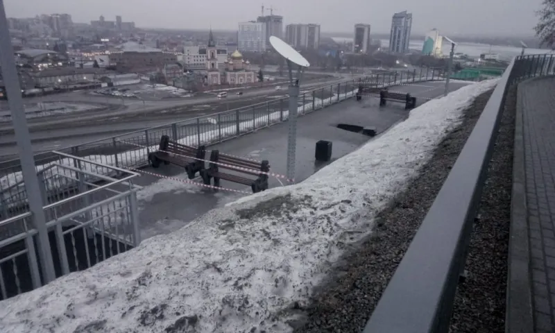 Асфальт провалился в Нагорном парке в Барнауле