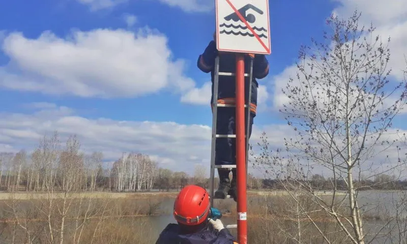 Барнаульцам объяснили, почему нельзя плавать в местах со знаками о запрете купания