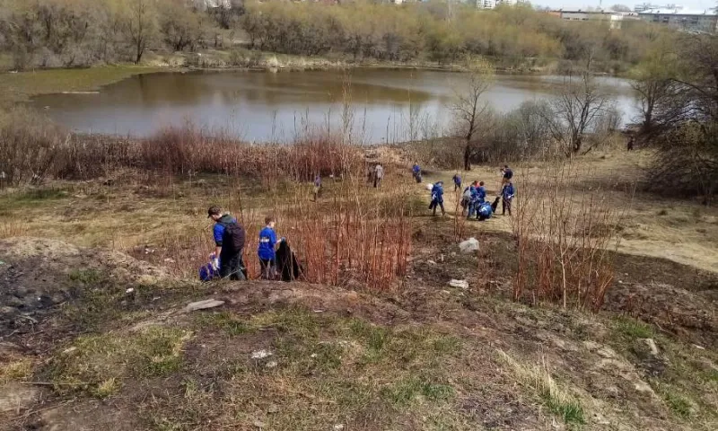 Барнаульское озеро на улице Гущина очистили от мусора