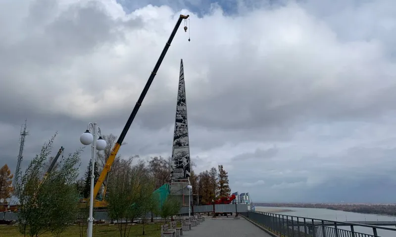 В Барнауле установили стелу «Город трудовой доблести» 