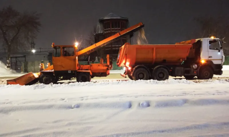 Более 110 единиц техники убирают снег в Барнауле