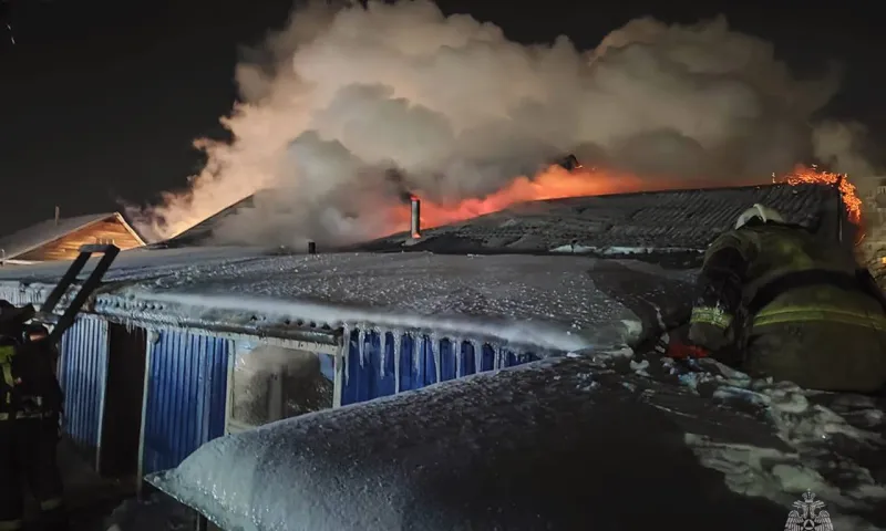 В Бийске сотрудники МЧС смогли справиться с огнём в частном жилом доме