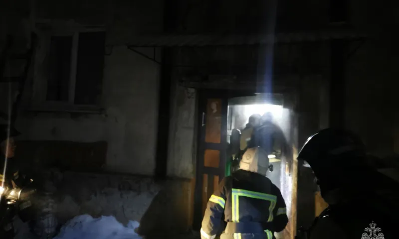 В Барнауле сотрудники МЧС спасли 14 человек из горящего дома