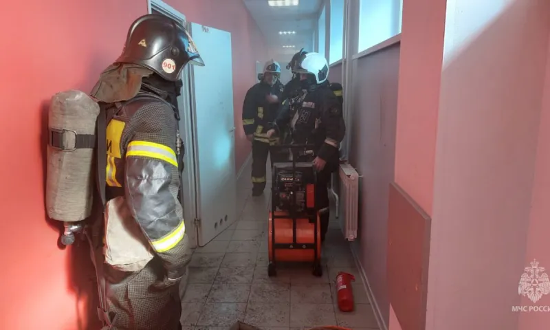 В Барнауле сотрудники МЧС справились с огнём в административном здании