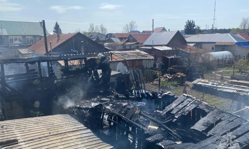 Житель Барнаула пострадал при пожаре в частном жилом доме