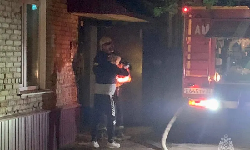 В Рубцовске сотрудники МЧС спасли 5 человек при пожаре в жилом доме
