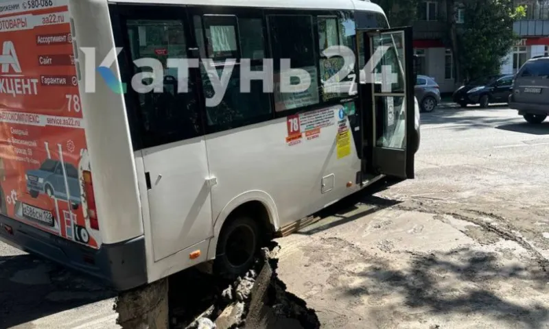 Маршрутка провалилась в яму на проспекте Комсомольском в Барнауле