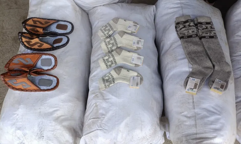 Изъятые на границе носки и тапочки алтайские таможенники передали соцучреждению