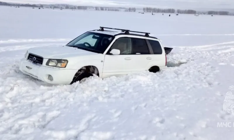 Автомобили провалились под лёд на Гилевском водохранилище в районе села Корболиха