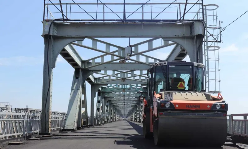Движение на Старом мосту частично перекрыли в Барнауле