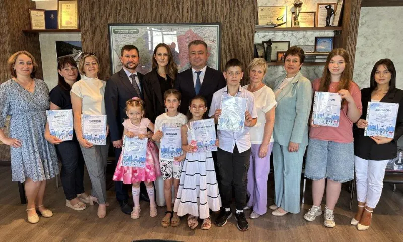 Победителей конкурсов «Безопасные дороги глазами ребенка» и «Уголок безопасности дорожного движения» наградили в Алтайском крае