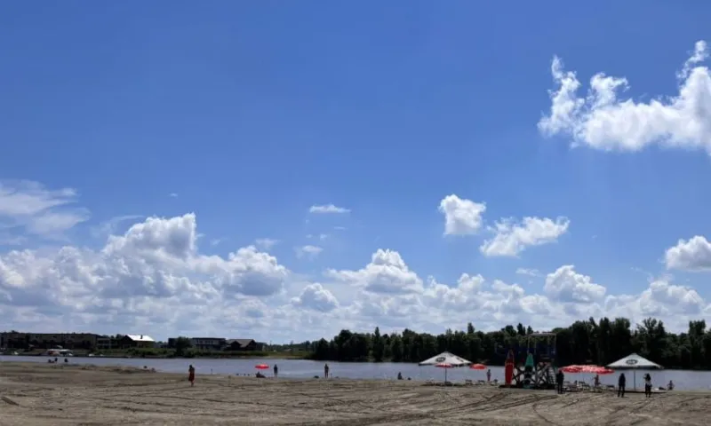 Городской пляж официально открыли в Барнауле