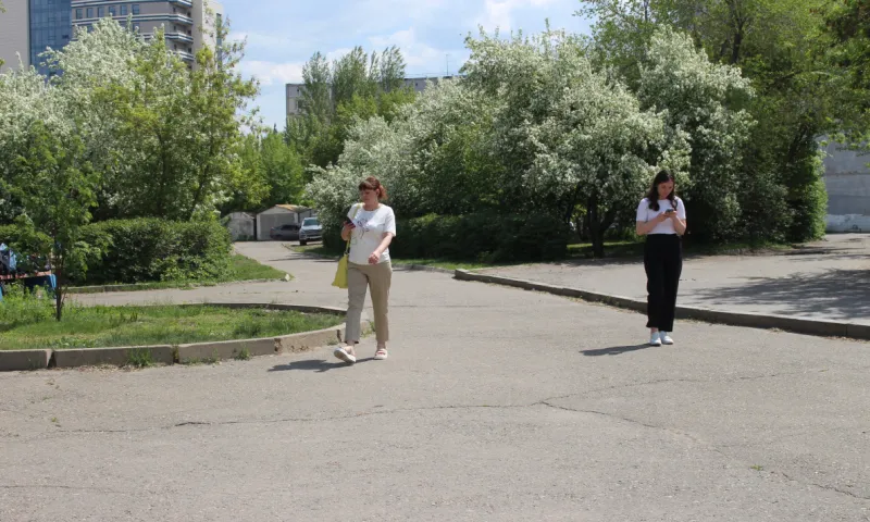 Студенты очистили зеленый сквер в центре Барнаула