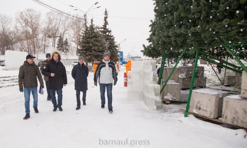 На площади Сахарова в Барнауле завершается украшение главной новогодней ёлки