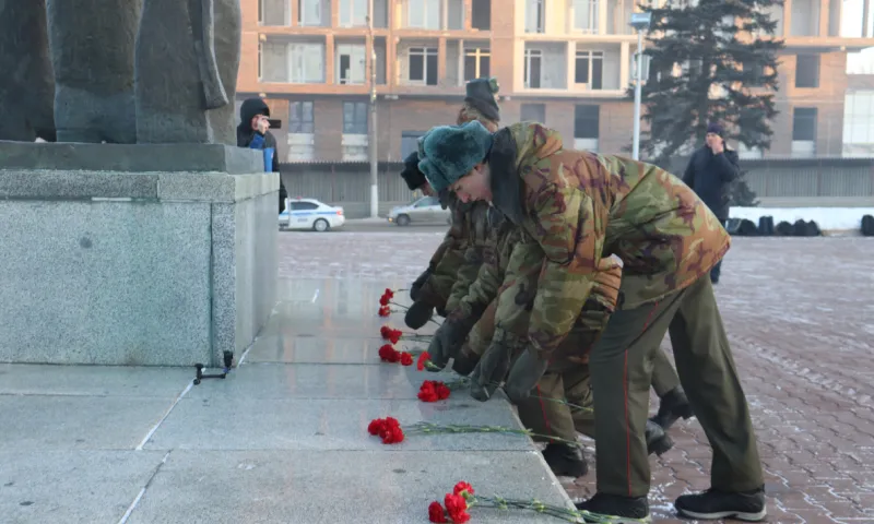 Цветы к Мемориалу Славы в День Неизвестного Солдата возложили в Барнауле
