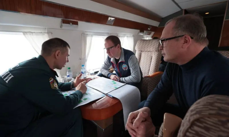 Губернатор Алтайского края Виктор Томенко и начальник ГУ МЧС России по Алтайскому краю Александр Макаров проинспектировали с воздуха подтопленные в регионе территории