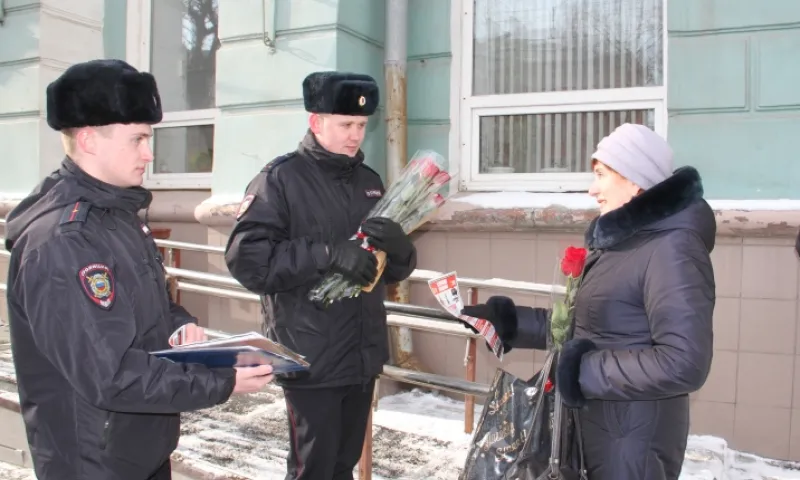 Полицейские вышли на улицы Барнаула с цветами, чтобы поздравить женщин с наступающим 8 Марта