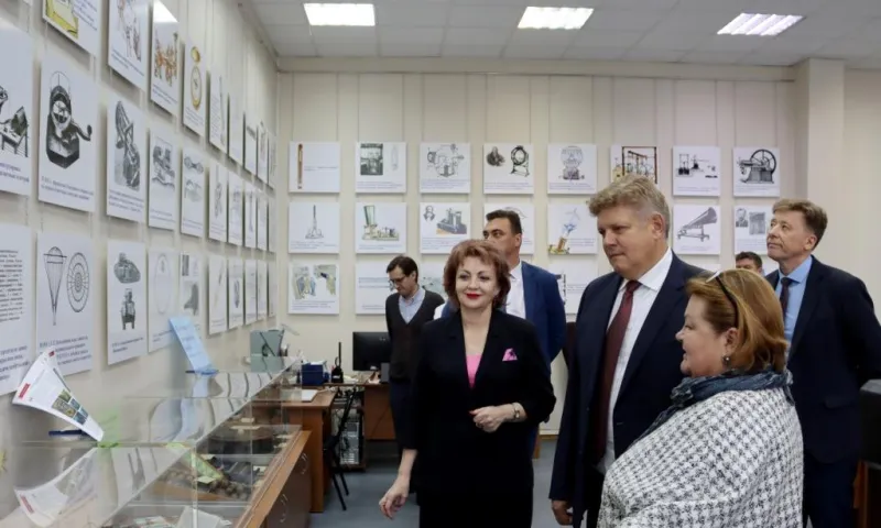 Полпред президента России в СФО познакомился с проектами развития крупнейшей за Уралом библиотеки