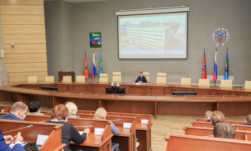 Ситуацию с распространением COVID-19 обсудили на оперативном совещании в администрации Барнаула