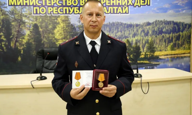 На Алтае наградили полицейского, который спас провалившегося в люк ребёнка