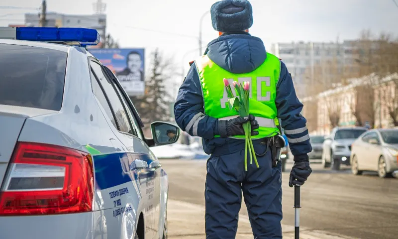 Цветы вместо штрафов: сотрудники ГИБДД в Барнауле поздравили девушек с наступающим 8 Марта