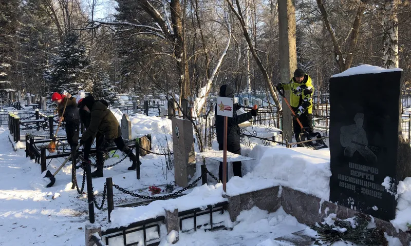 Барнаульцы очистили Аллею памяти на Власихинском кладбище