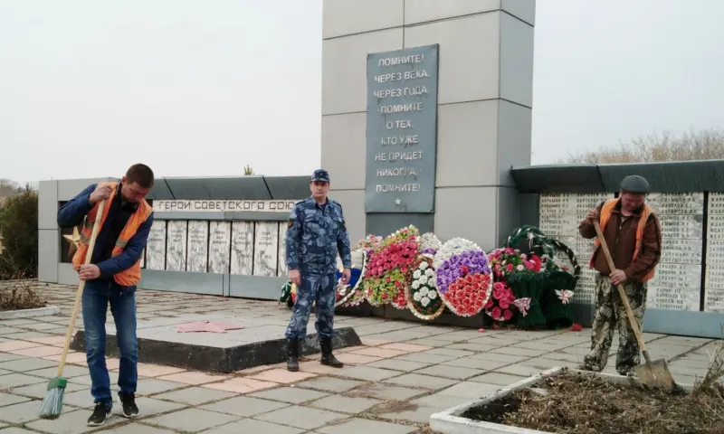 Осужденные УИИ УФСИН провели уборку памятников и мемориалов в Алтайском крае
