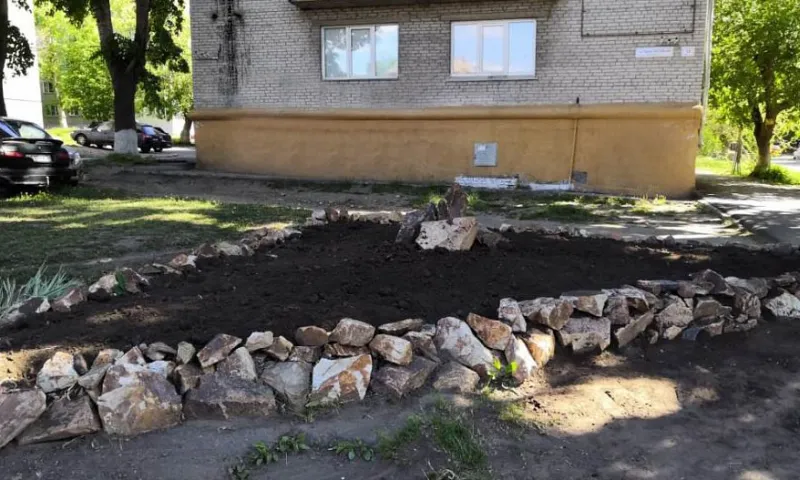 Фото: барнаульские общественники благоустраивают микрорайоны