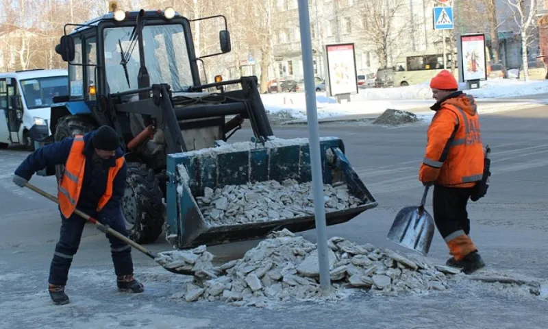Дорожная служба Барнаула усилила работу по очистке тротуаров