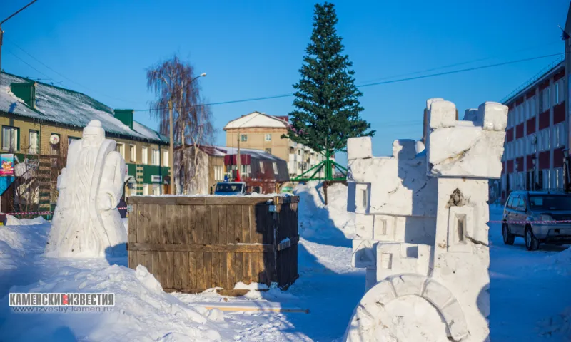 Снежный городок строят в Камне-на-Оби
