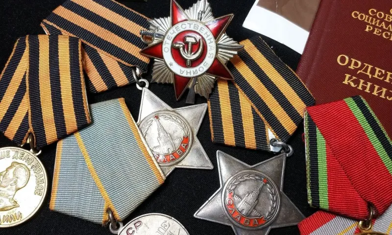 Виктор Томенко и Александр Романенко поздравили жителей Алтайского края с Днём Героев Отечества