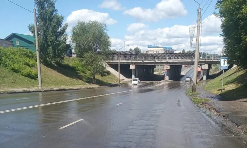 В результате коммунальной аварии в Барнауле затопило дорогу