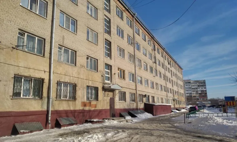 На голову барнаульскому школьнику упал снег со льдом с крыши дома