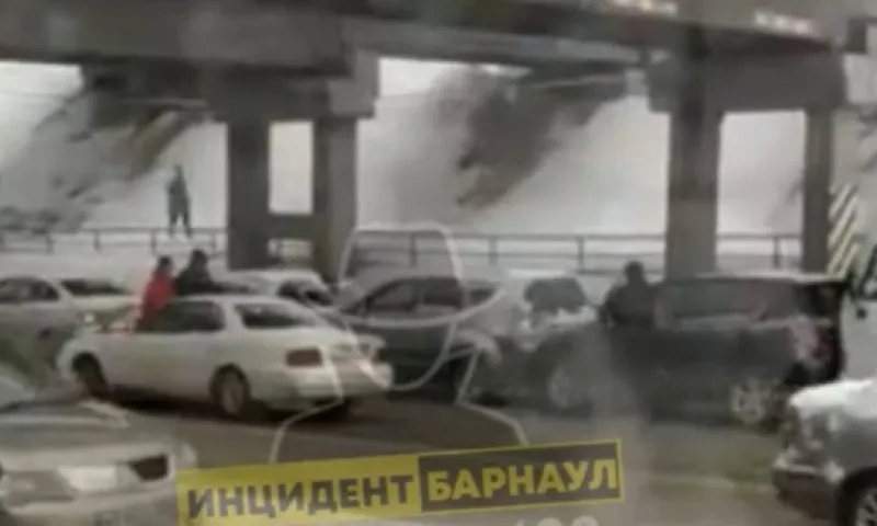 Массовое ДТП под мостом случилось в Барнауле