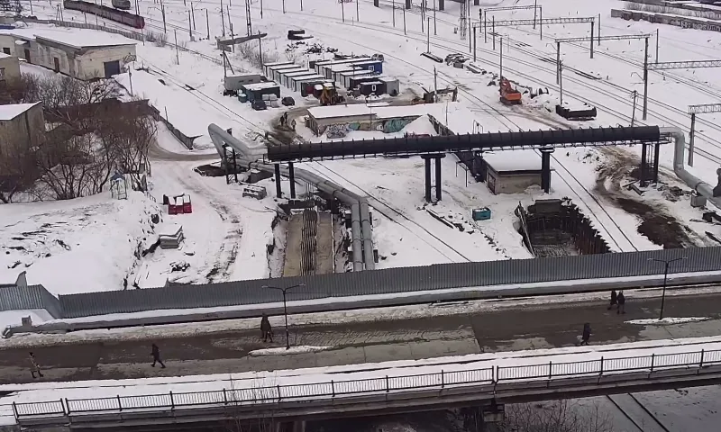 Монтаж новых опор продолжается на путепроводе на Новом рынке в Барнауле