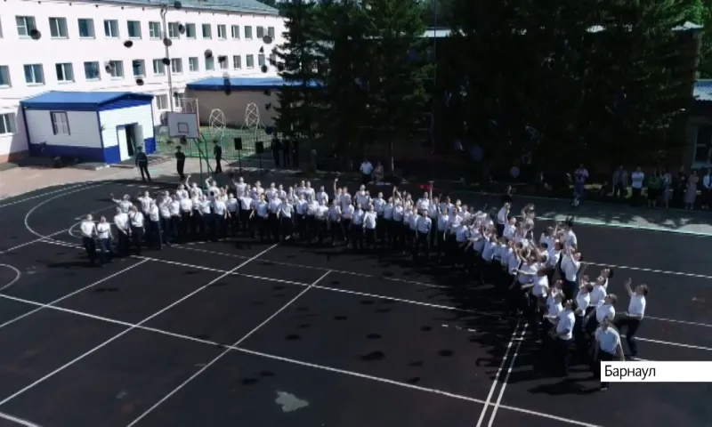 Последний звонок отметили в Алтайской лётной школе-интернате