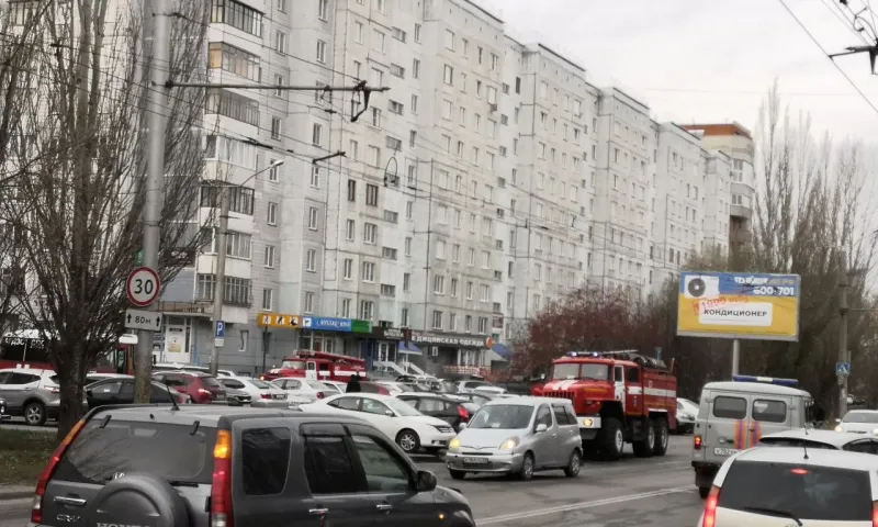 Спасатели эвакуировали жителей многоэтажки в Барнауле из-за возгорания электрощитка