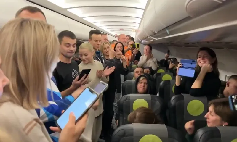 Ансамбль «Алтай» поздравил с днём рождения своего руководителя прямо в самолёте