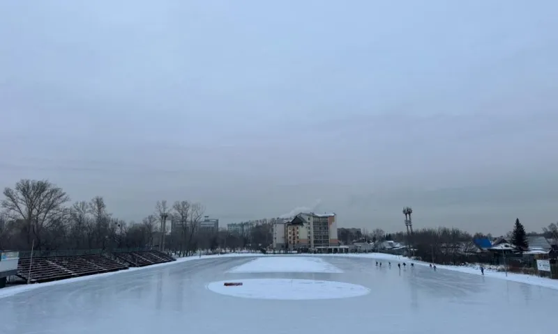 Самый большой каток Алтайского края приглашает на массовые катания