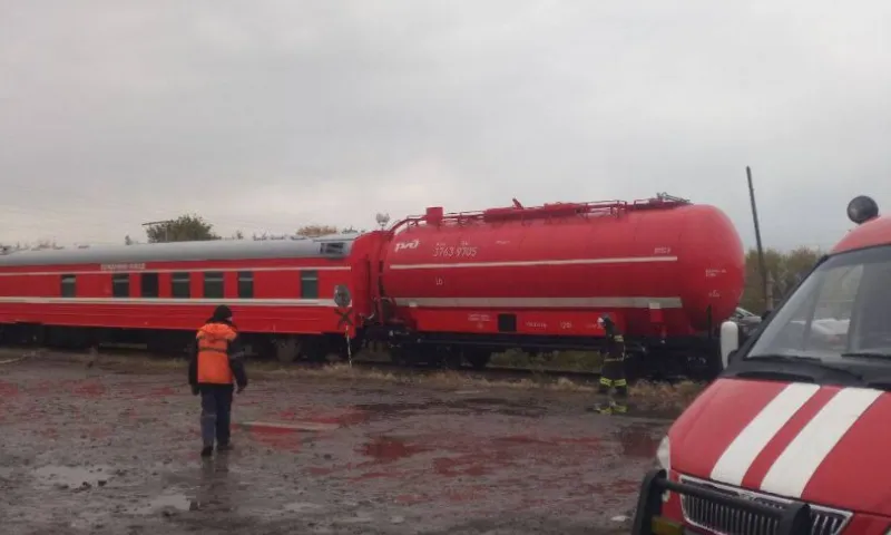 На месте пожара на мебельном комбинате в Барнауле идет проливка и разбор завалов