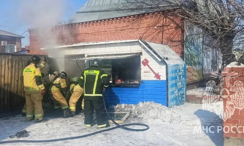 Пожарные спасли мужчину из металлического киоска в Камне-на-Оби