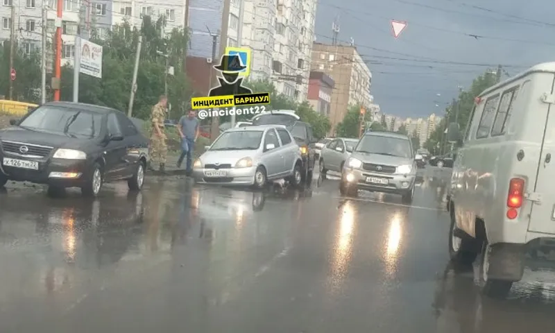 Четыре автомобиля попали в размытую дождем яму в Барнауле