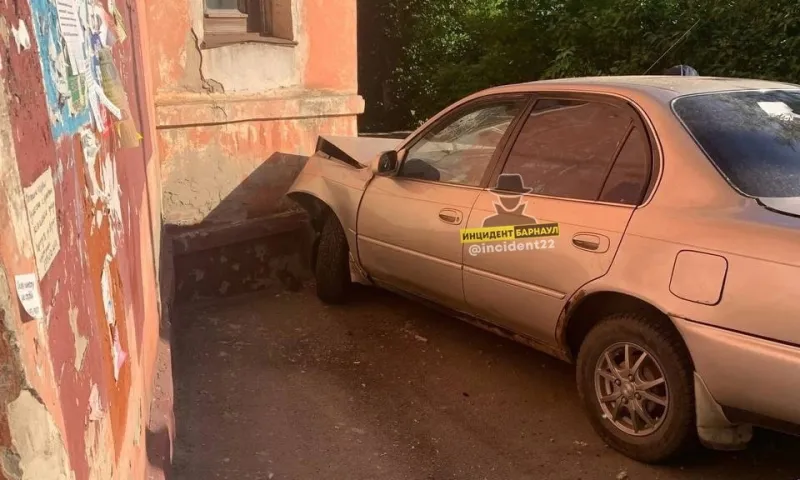 В Барнауле пьяный водитель уходил от погони ДПС, но врезался в дом 