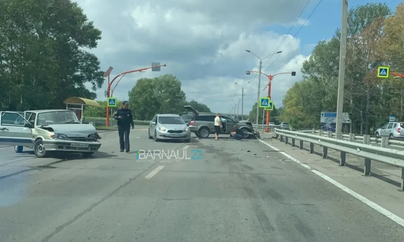 На Павловском тракте в Барнауле произошло жёсткое ДТП