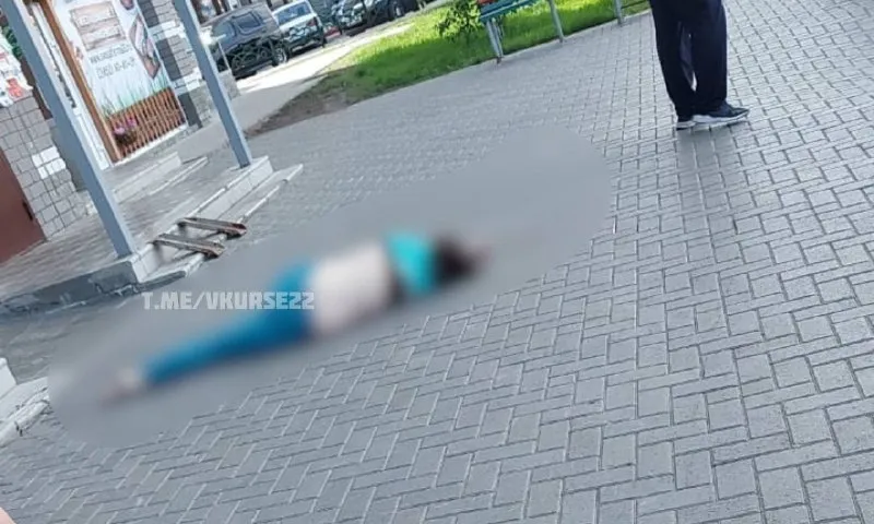 Женщина разбилась после падения с высоты в Барнауле