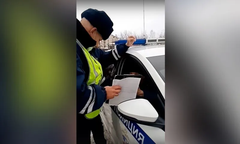 «ДТП было? — Не знаю»: в Бийске пьяный водитель пытался прогнать от себя сотрудников ГИБДД 